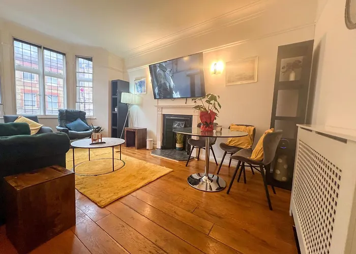 Old Elegant 2-Bedroom Apartment On Marylebone High Street